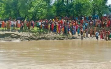 Boat Carrying Children Capsizes Bihar