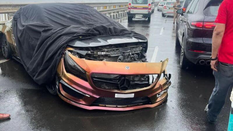 Mercedes crash in Mumbai Sea Link